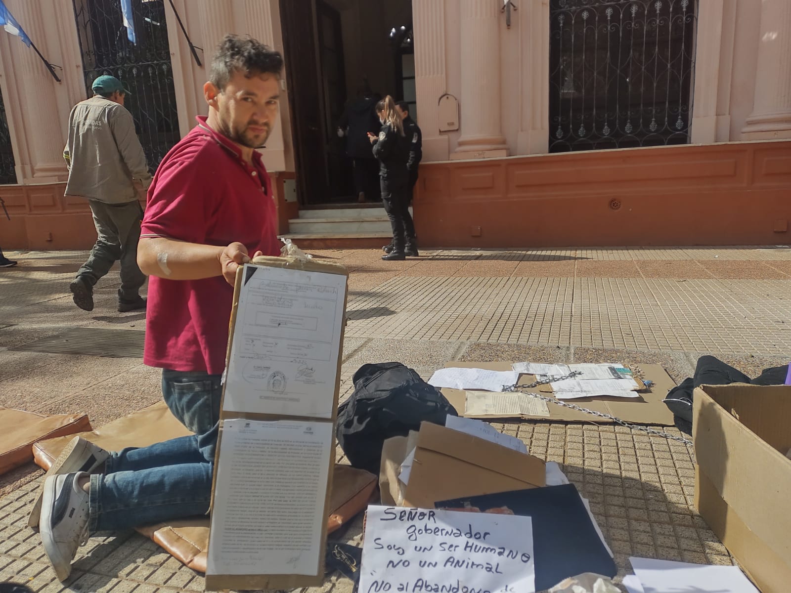 Persona con discapacidad vive en la Plaza 9 de Julio y pide una casa