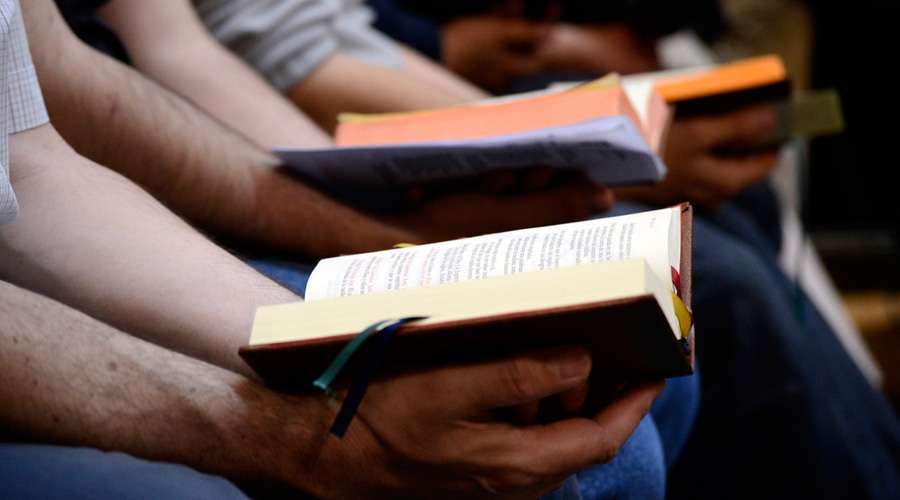 Sancionan Ley del extitular del IFAI para celebrar el Mes de la Biblia