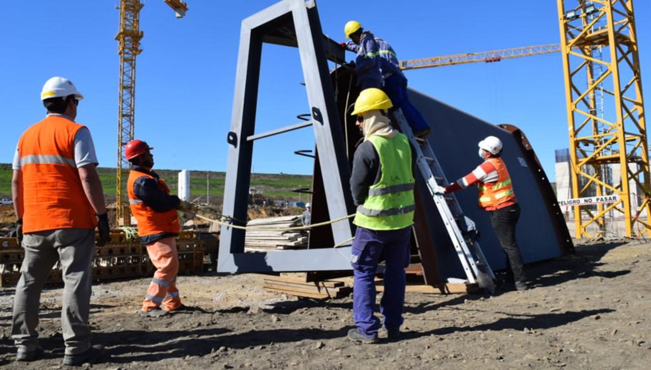 El Director Ejecutivo y autoridades de la EBY presenciaron el inicio de montaje de las piezas electromecánicas en Aña Cuá