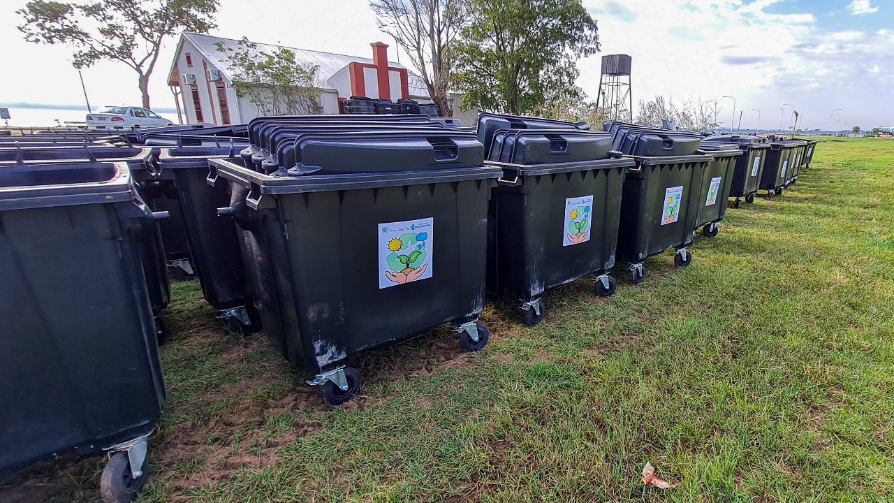La EBY entregó contenedores de residuos al municipio de Candelaria