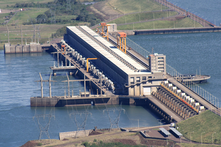 La Central Hidroeléctrica Yacyretá a su máxima potencia