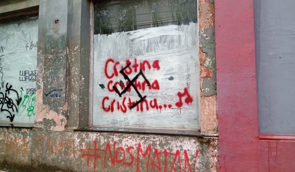 Apareció una esvástica sobre el nombre Cristina en edificio de Posadas