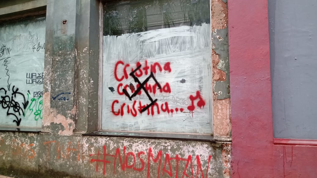 Apareció una esvástica sobre el nombre Cristina en edificio de Posadas