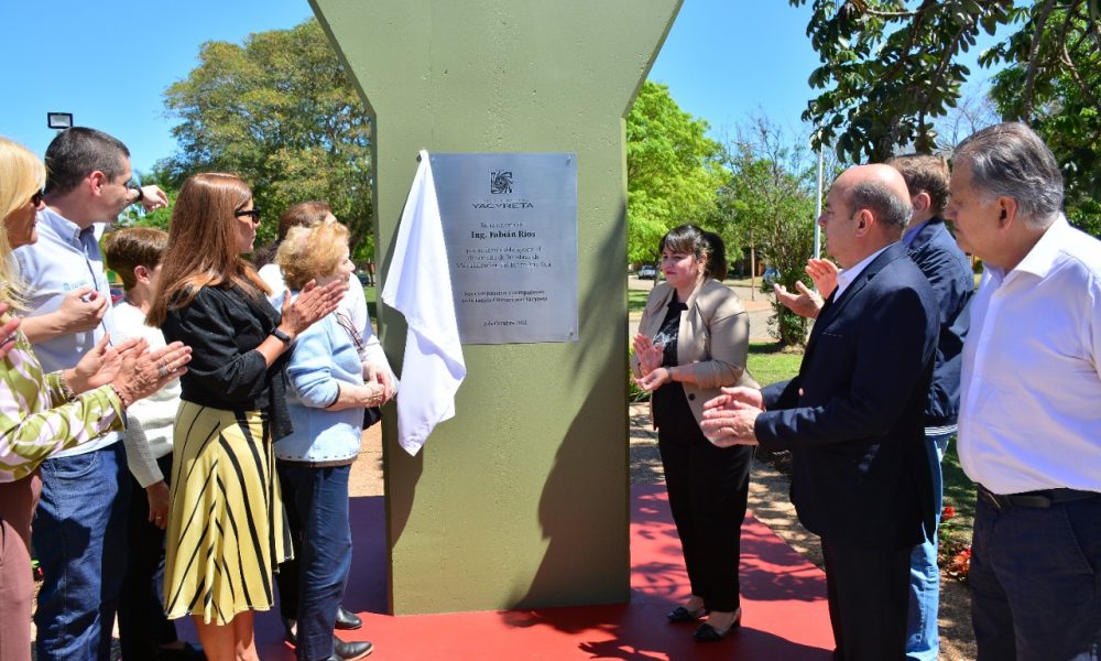 Yacyretá homenajeó a Fabián Ríos por su labor en la construcción de Aña Cuá