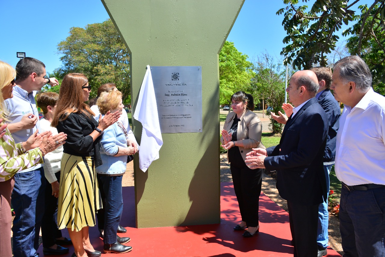 Yacyretá homenajeó a Fabián Ríos por su labor en la construcción de Aña Cuá