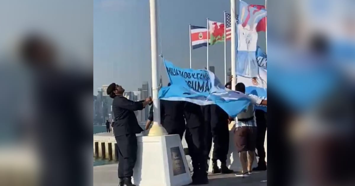 Hinchas argentinos en Qatar bajan bandera de Inglaterra e izan una de Malvinas