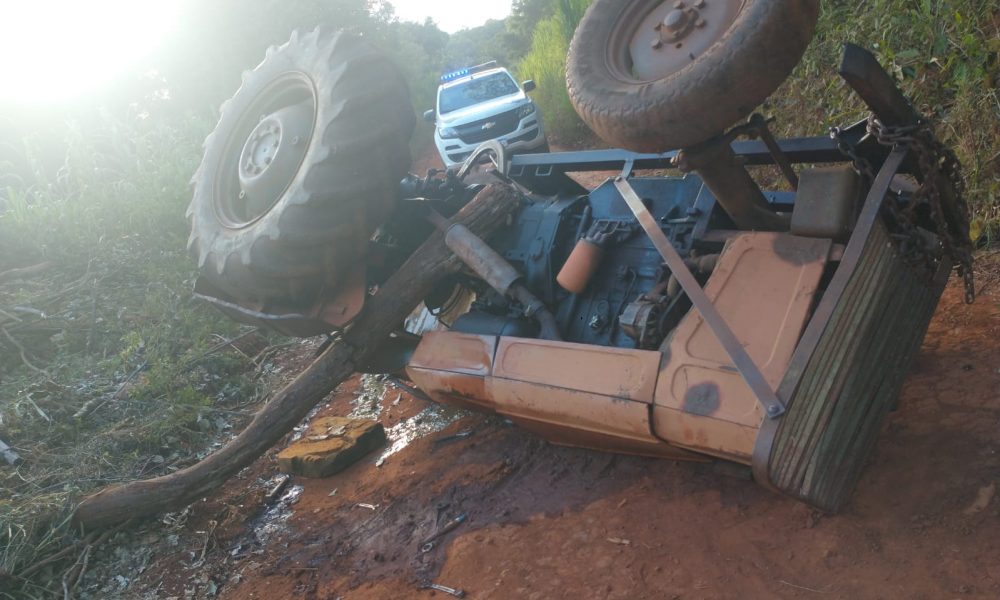 Murió aplastado al volcar un tractor en Puerto Esperanza