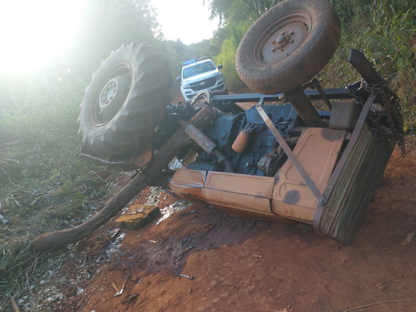 Murió aplastado al volcar un tractor en Puerto Esperanza