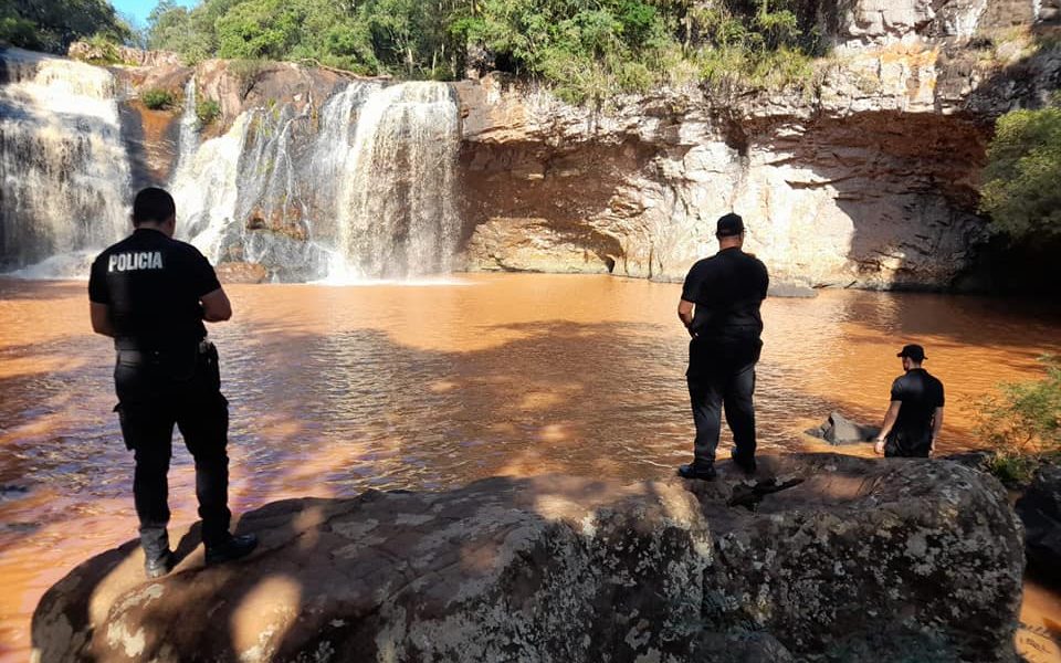 Buscan cuerpo de turista que se ahogó tras arrojarse del Salto Golondrina