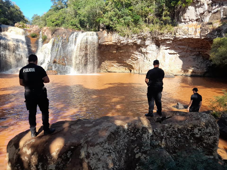 Buscan cuerpo de turista que se ahogó tras arrojarse del Salto Golondrina