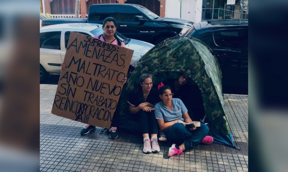 Trabajadores de salud suspenden paro y despedidos llevan 6 días de acampe