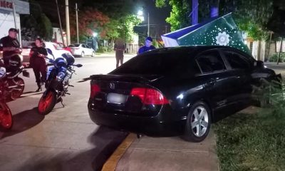 Manejaba con 2,22 de alcohol en sangre y chocó dos autos y una parada