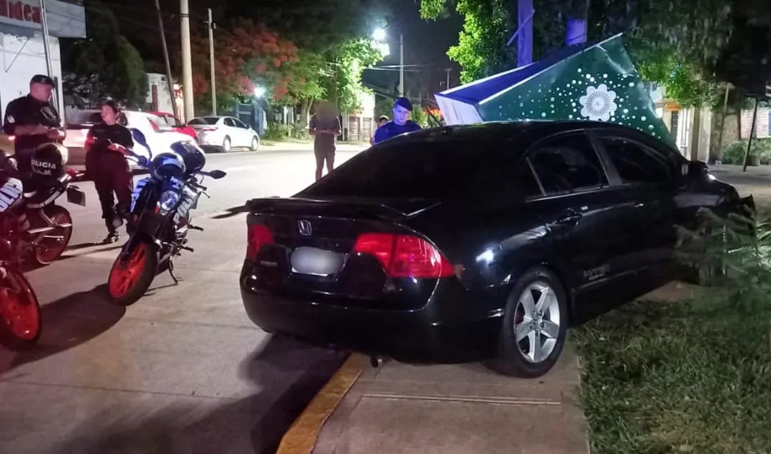 Manejaba con 2,22 de alcohol en sangre y chocó dos autos y una parada