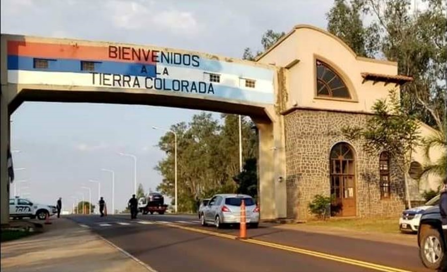 El Arco: juntan firmas para restituir cartel “Bienvenidos a la tierra colorada”