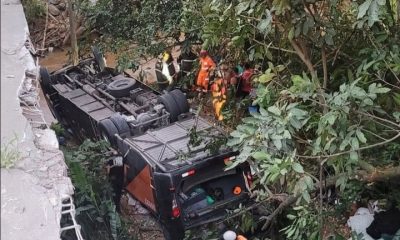 Murieron tres futbolistas y su DT al caer un micro de un puente en Brasil