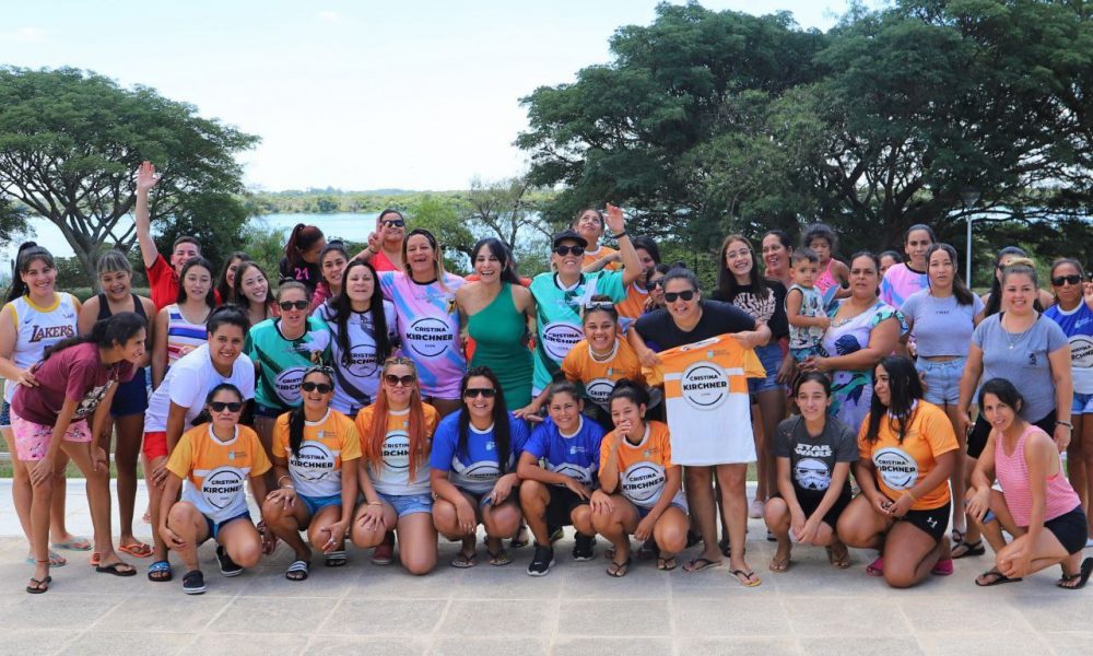 Las campeonas de la Copa Cristina Kirchner disfrutaron de su gran premio en Ituzaingó