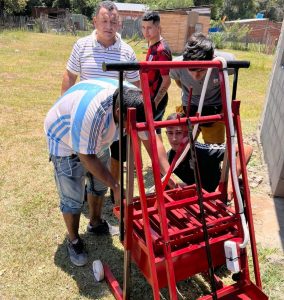 Producción de bloques de cemento genera fuente laboral para trabajadores de la economía popular en municipios