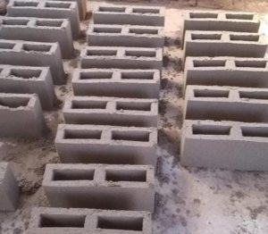 Producción de bloques de cemento genera fuente laboral para trabajadores de la economía popular en municipios