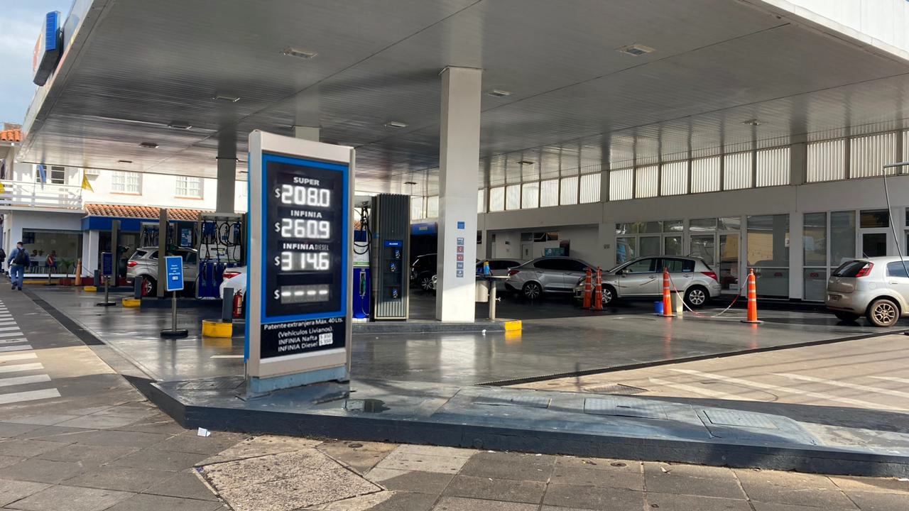 Desde hoy, llenar el tanque de un auto en la YPF cuesta más de $10.000