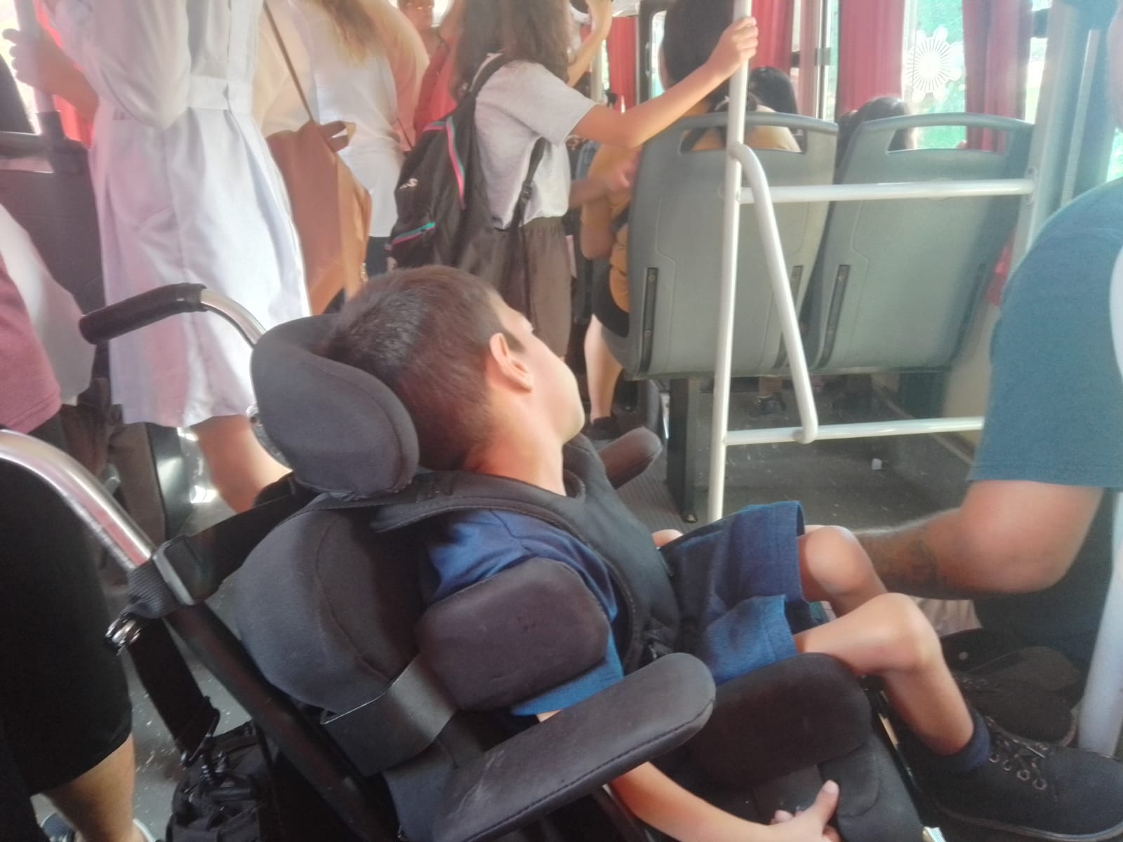 Niño con discapacidad viaja a diario al hospital y “los coles no tienen rampa”