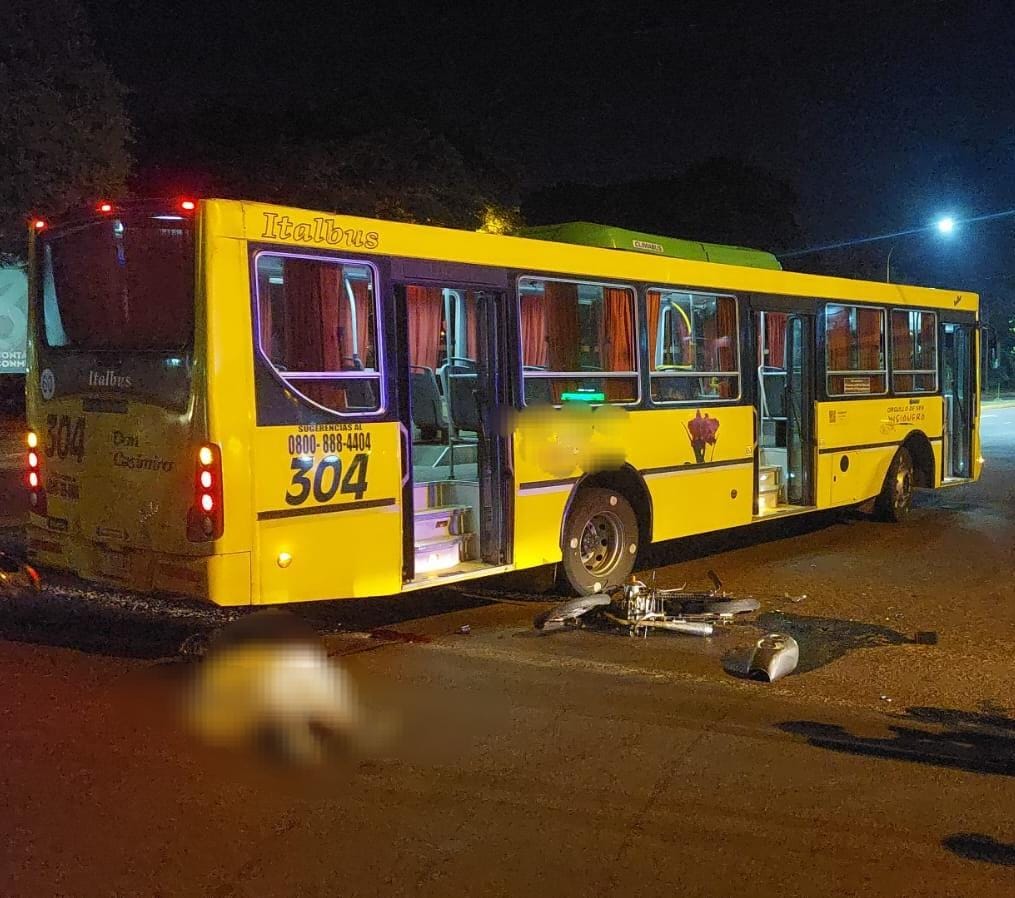 Motociclista murió tras chocar contra un colectivo en Posadas