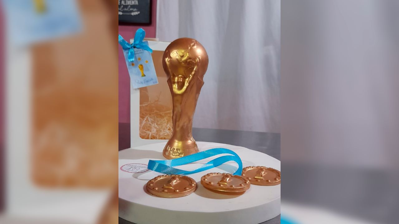Pastelera posadeña realiza Copas del Mundo de chocolate para Pascua