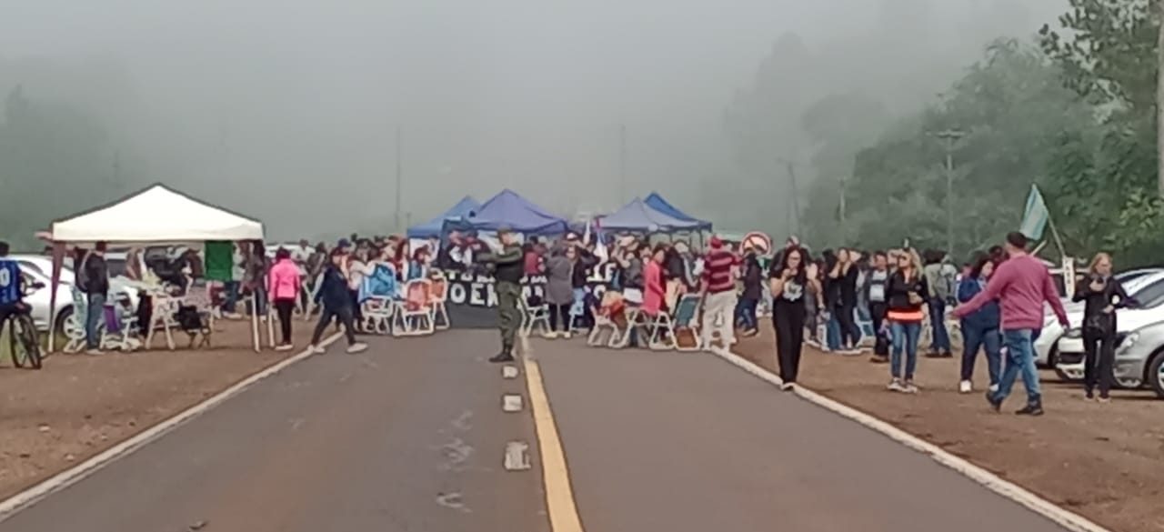 Asamblea del FTEL: docentes cortan la ruta 12 en Urquiza