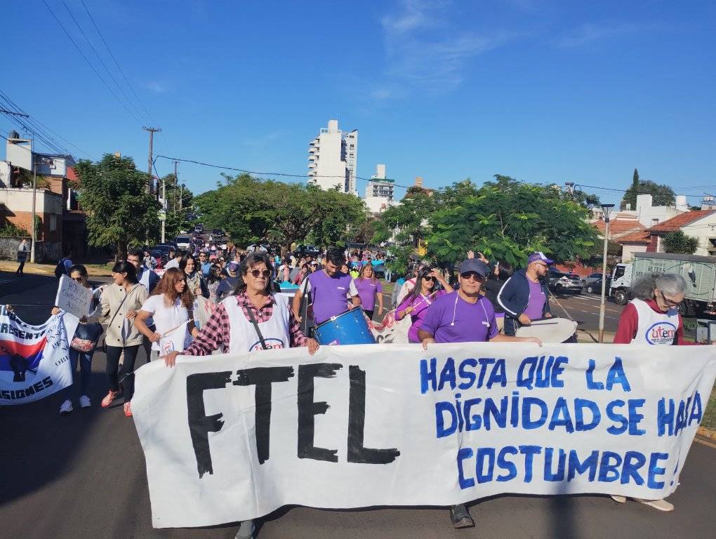Gremios docentes marchan al Consejo de Educación para reclamar salarios