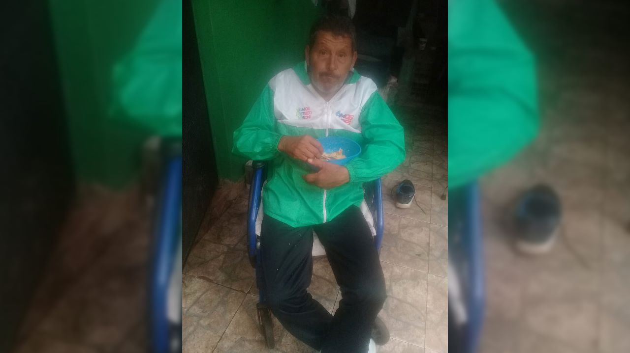 Dormía en la calle y una vendedora lo alojó en su casa