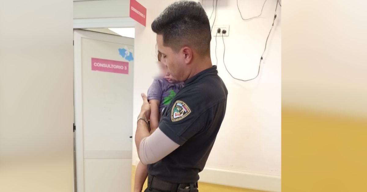 Policías salvaron a niño de 2 años con maniobras de RCP 