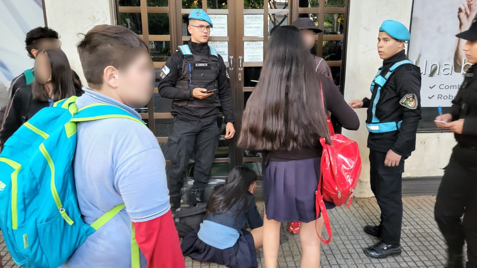 Alumnas se agarraron a las piñas en la plaza San Martín