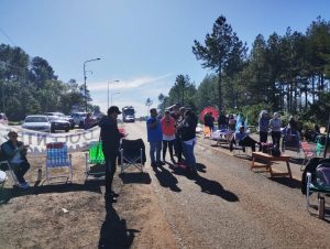 En San Ignacio, los docentes llevan a cabo el corte frente a la Axion.