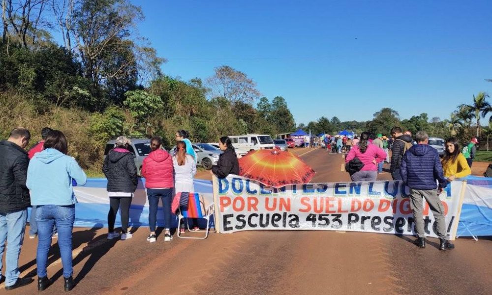 Docentes acamparán en la Legislatura y cortarán acceso a Cataratas el finde largo