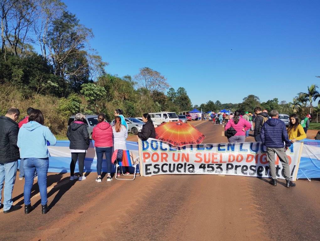 Docentes acamparán en la Legislatura y cortarán acceso a Cataratas el finde largo