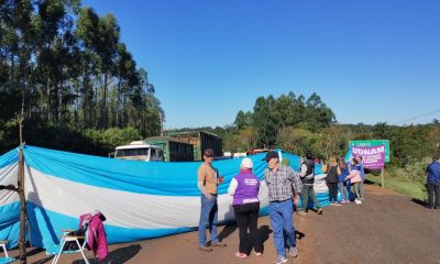 Gremios docentes cortan la ruta 12 en San Ignacio