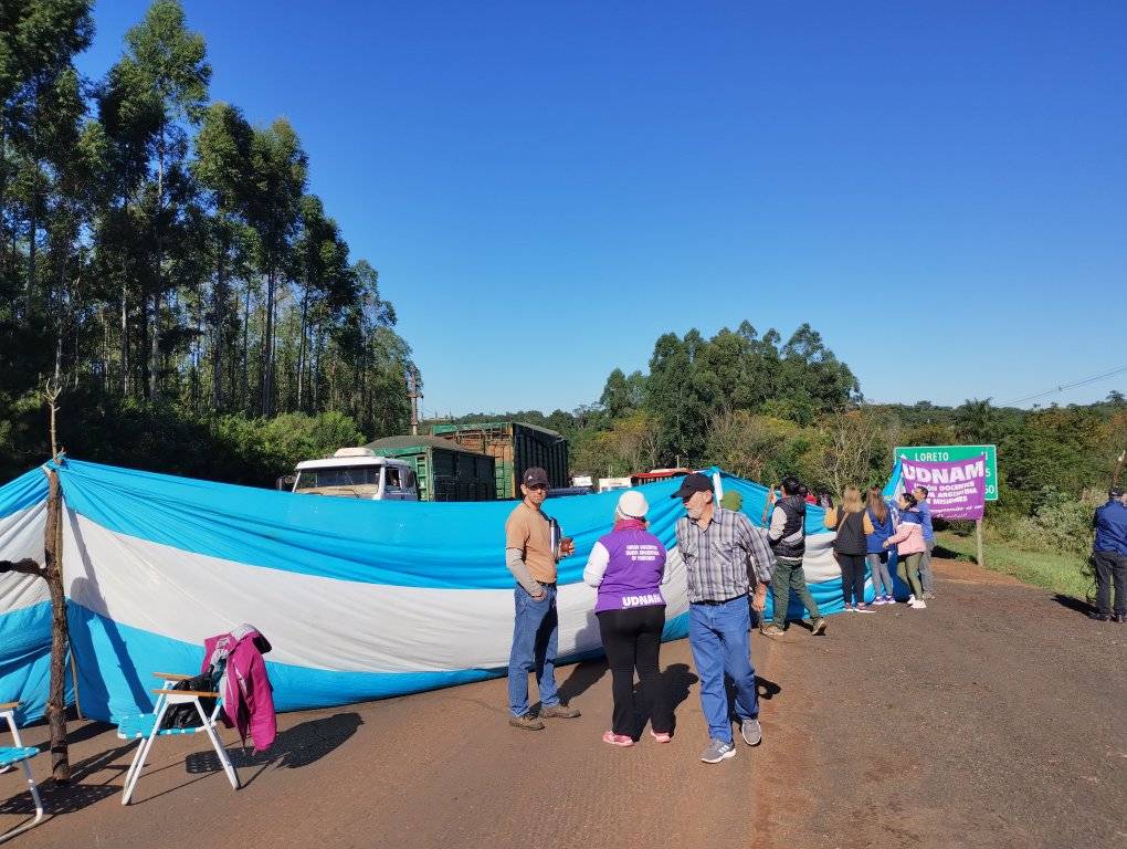 Gremios docentes cortan la ruta 12 en San Ignacio