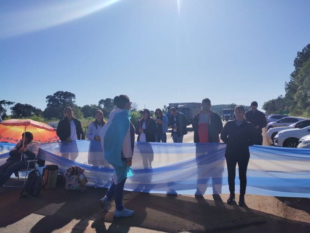 Gremios docentes cortan ruta 14 en San Vicente y realizarán asamblea