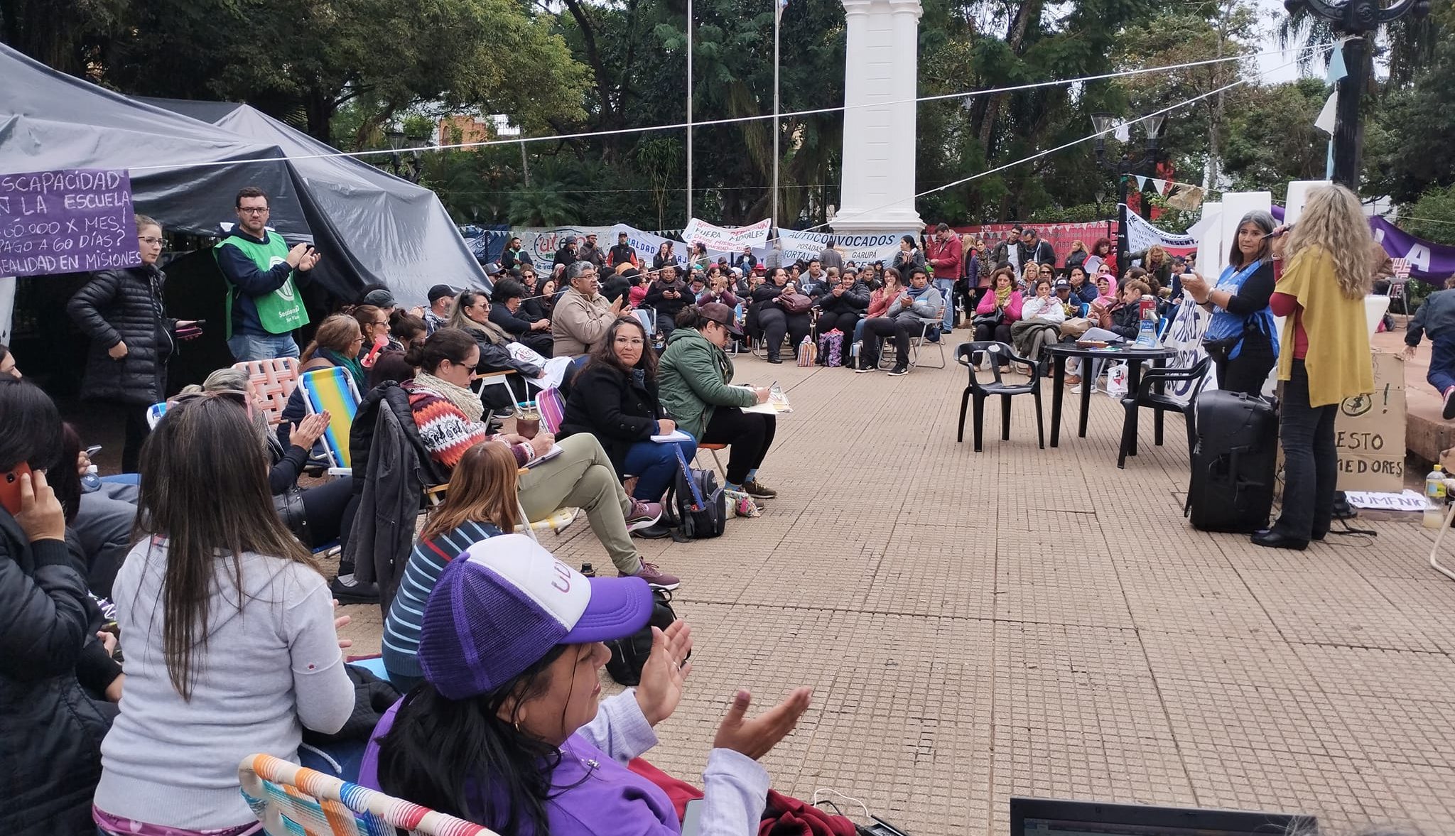 Docentes continúan de paro a la espera de la mesa de diálogo con el gobierno