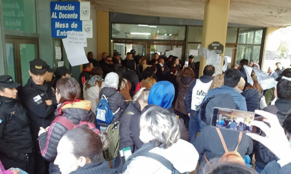 Docentes iniciaron paro de 72 horas e instalan acampe en el Concejo