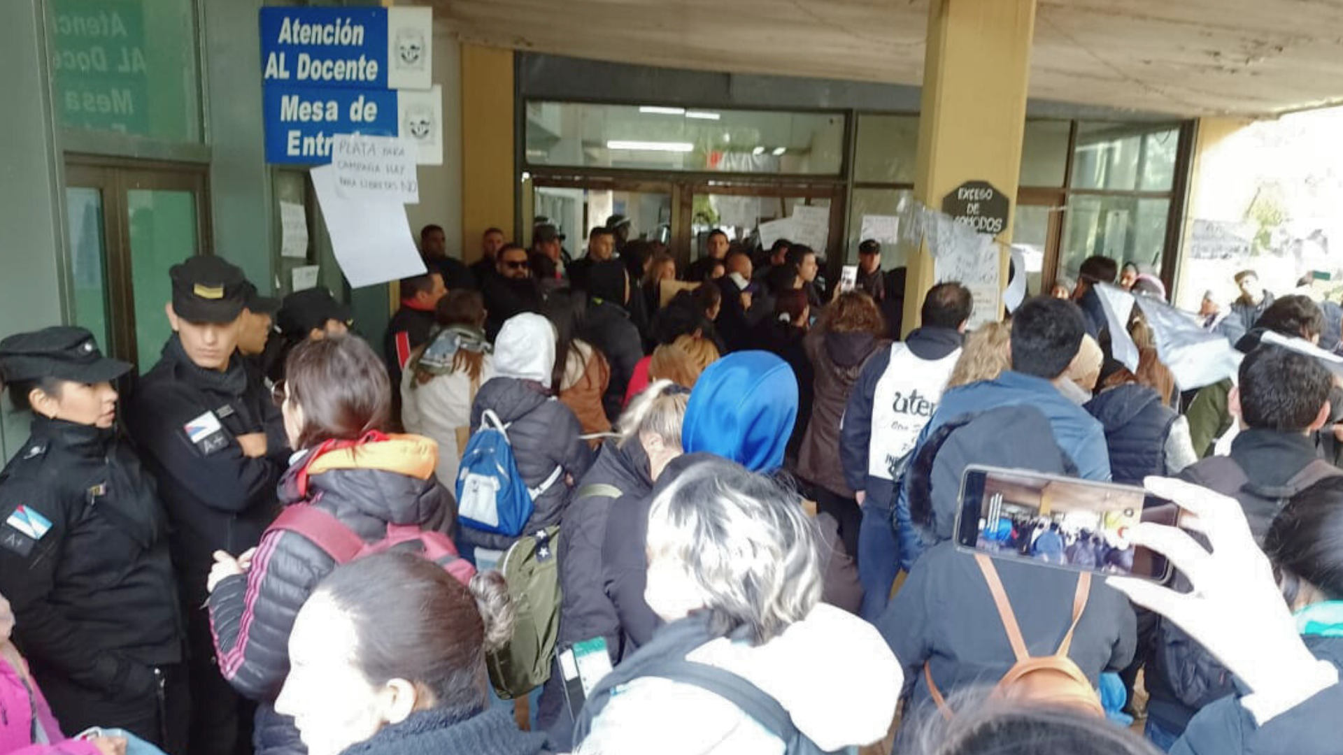 Docentes iniciaron paro de 72 horas e instalan acampe en el Concejo