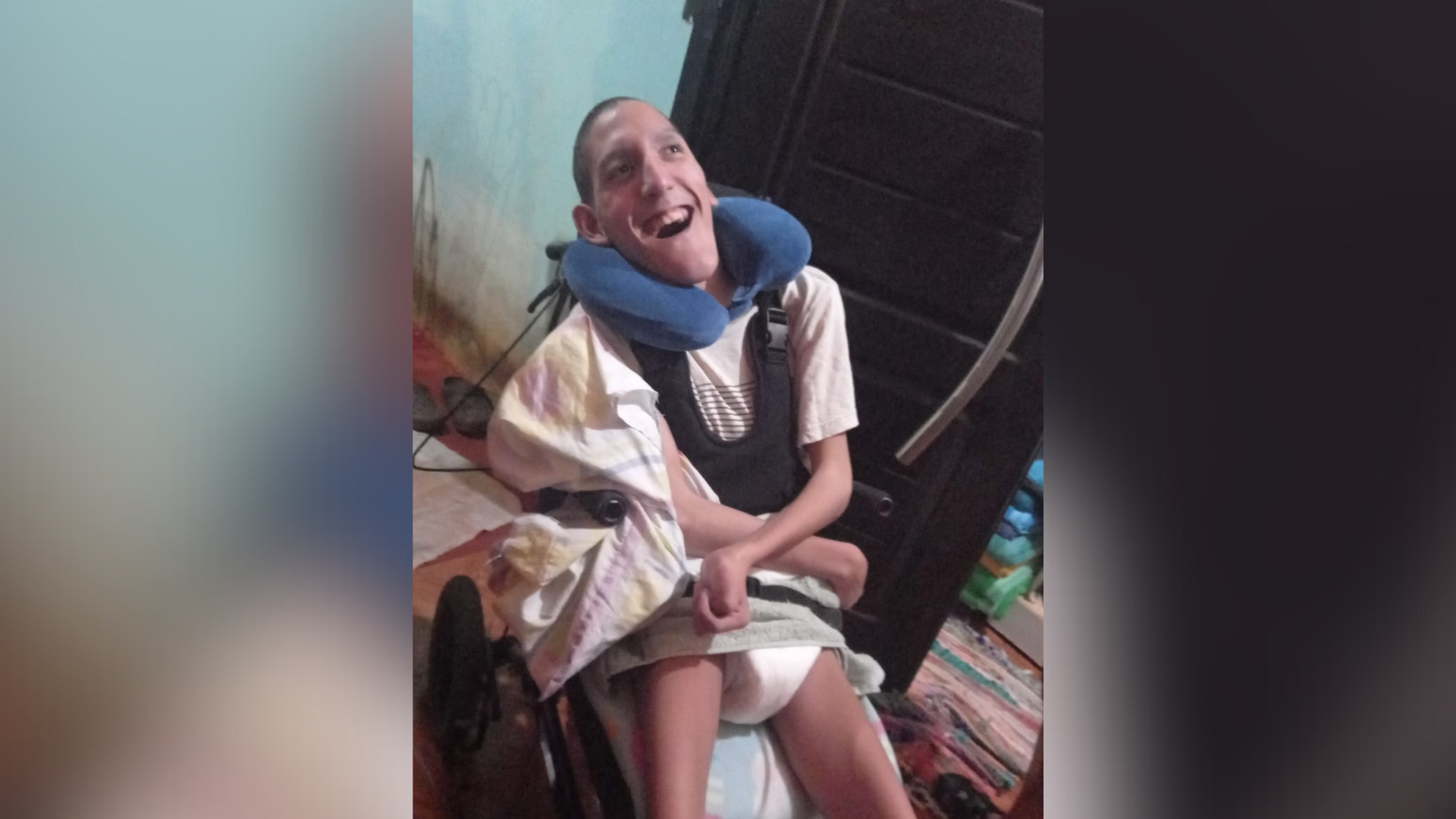 Joven necesita silla de ruedas postural: "No puede ir a la escuela ni a terapia"