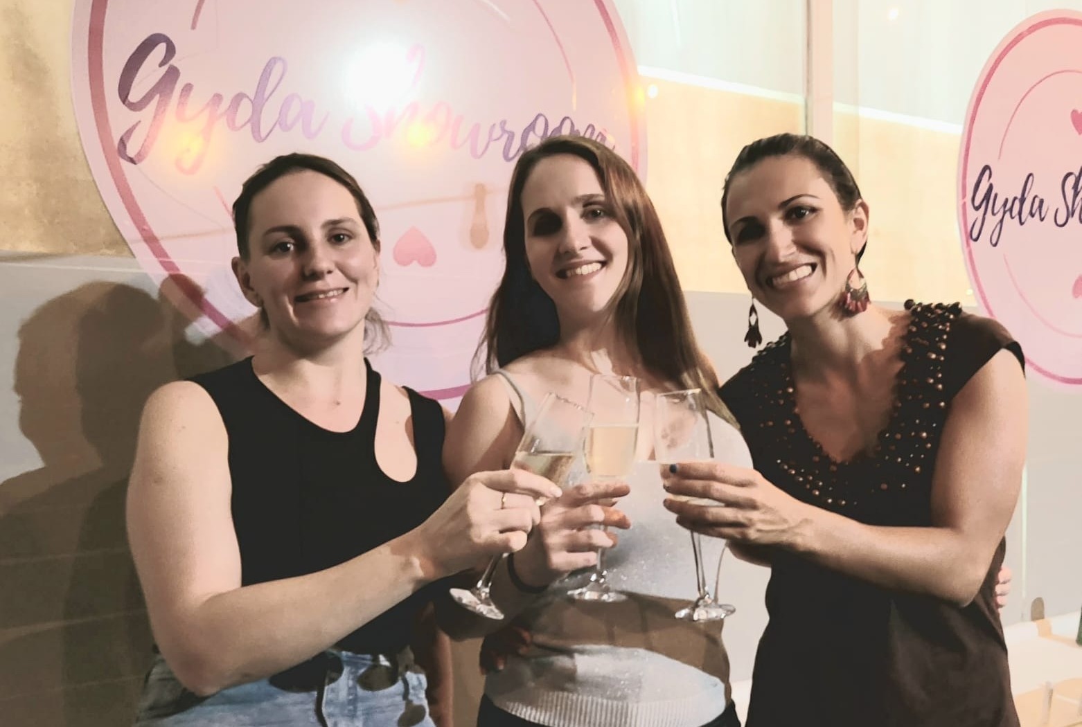 Amigas abrieron local de venta de zapatos usados en el centro de Posadas