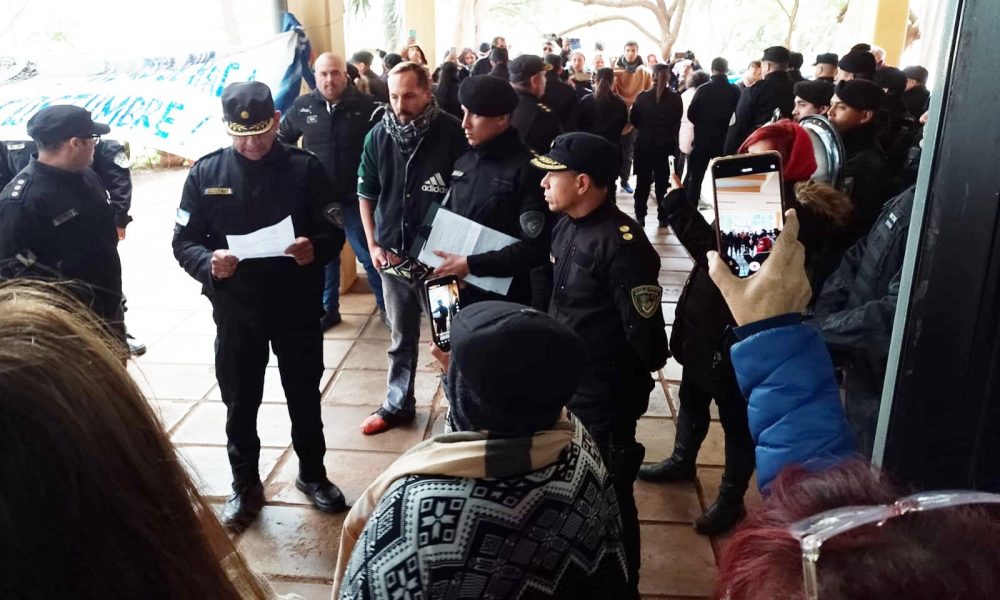 Desalojaron del ministerio a docentes del FTEL y se reúnen en asamblea