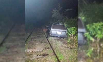 Tren internacional interrumpido por auto abandonado en las vías