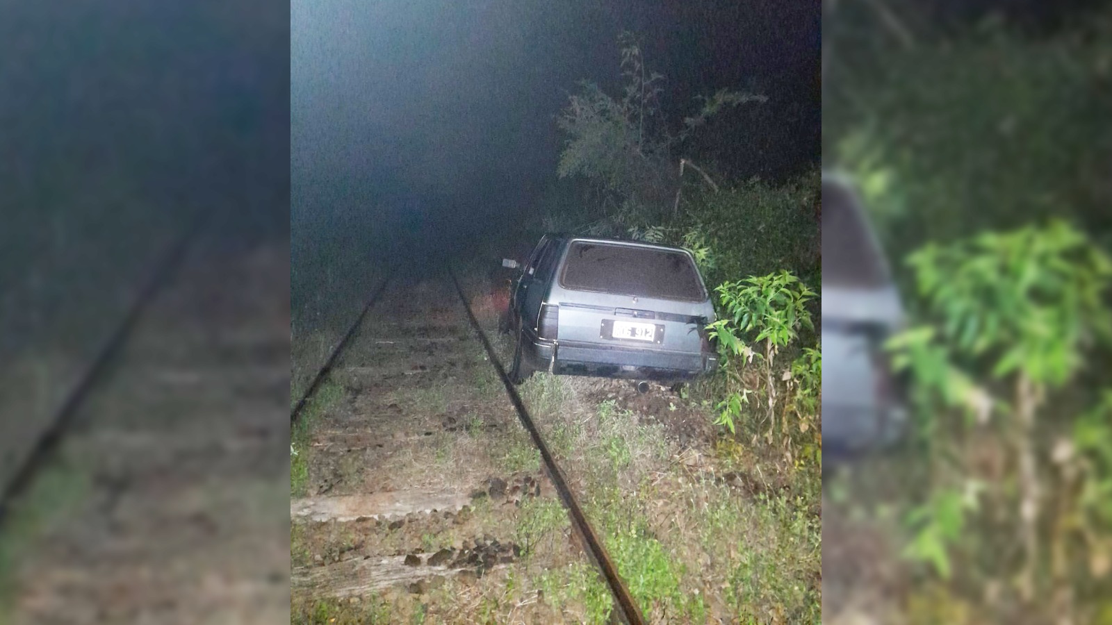 Tren internacional interrumpido por auto abandonado en las vías