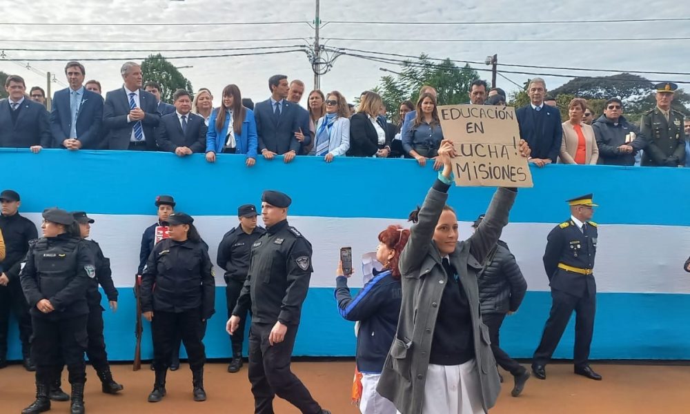 Gremios docentes irrumpieron en desfile por el Día de la Bandera en Candelaria