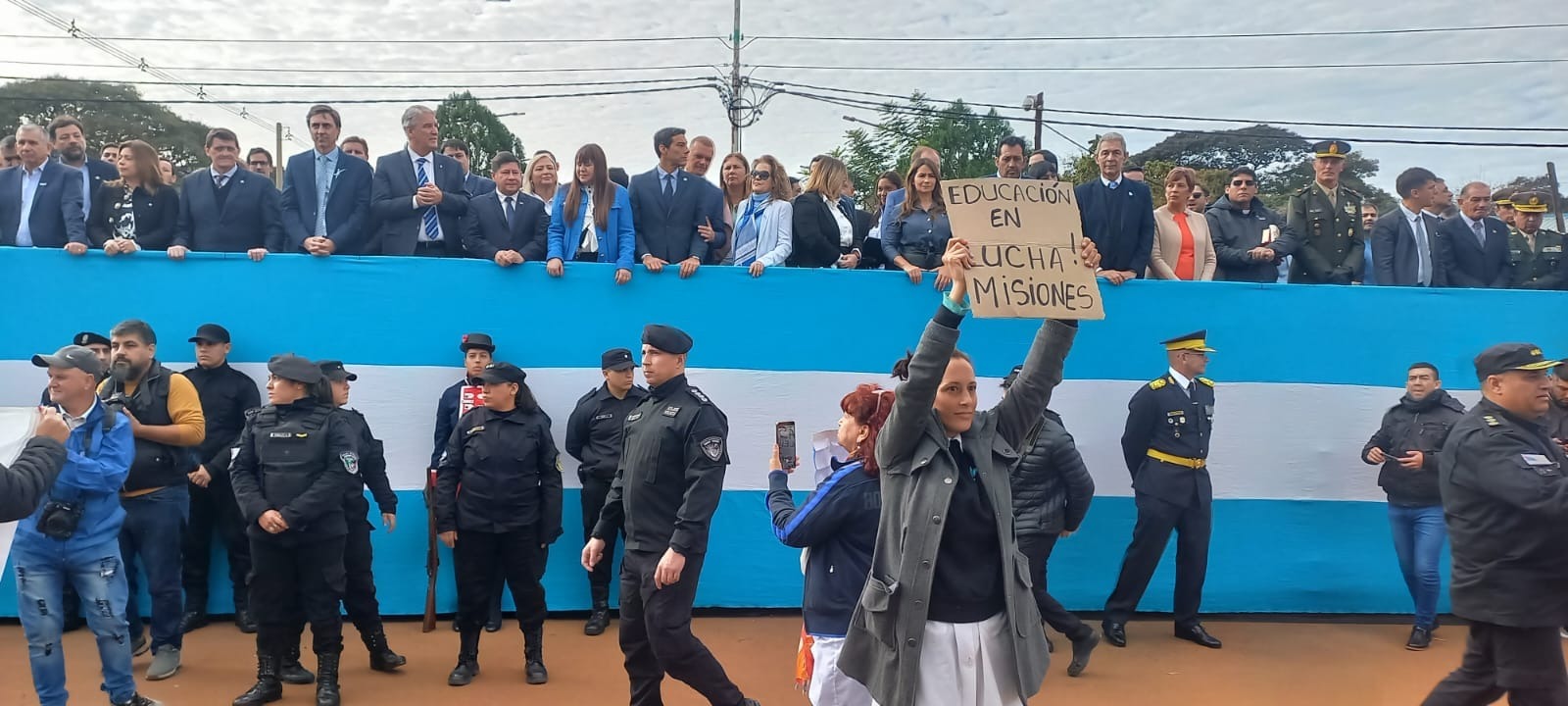 Gremios docentes irrumpieron en desfile por el Día de la Bandera en Candelaria