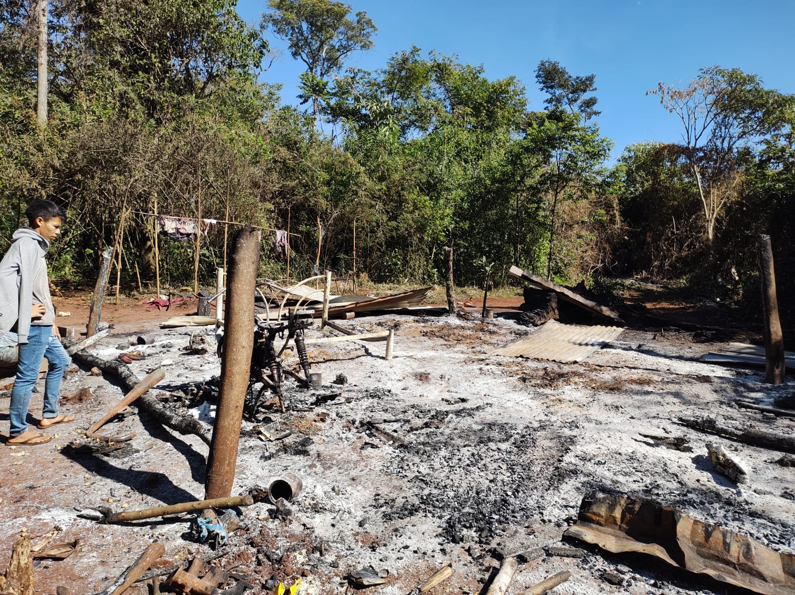 Familia mbya perdió todo en incendio y piden materiales para reconstruir su casa