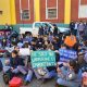 Sentada de alumnos de la Epet 2 por mejoras: "La escuela es un asco"