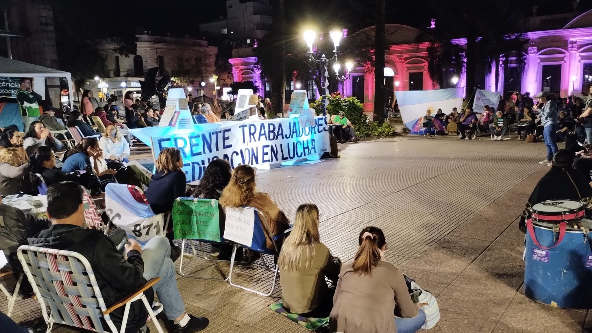 Docentes volverán a reunirse con el gobierno y continúan el paro